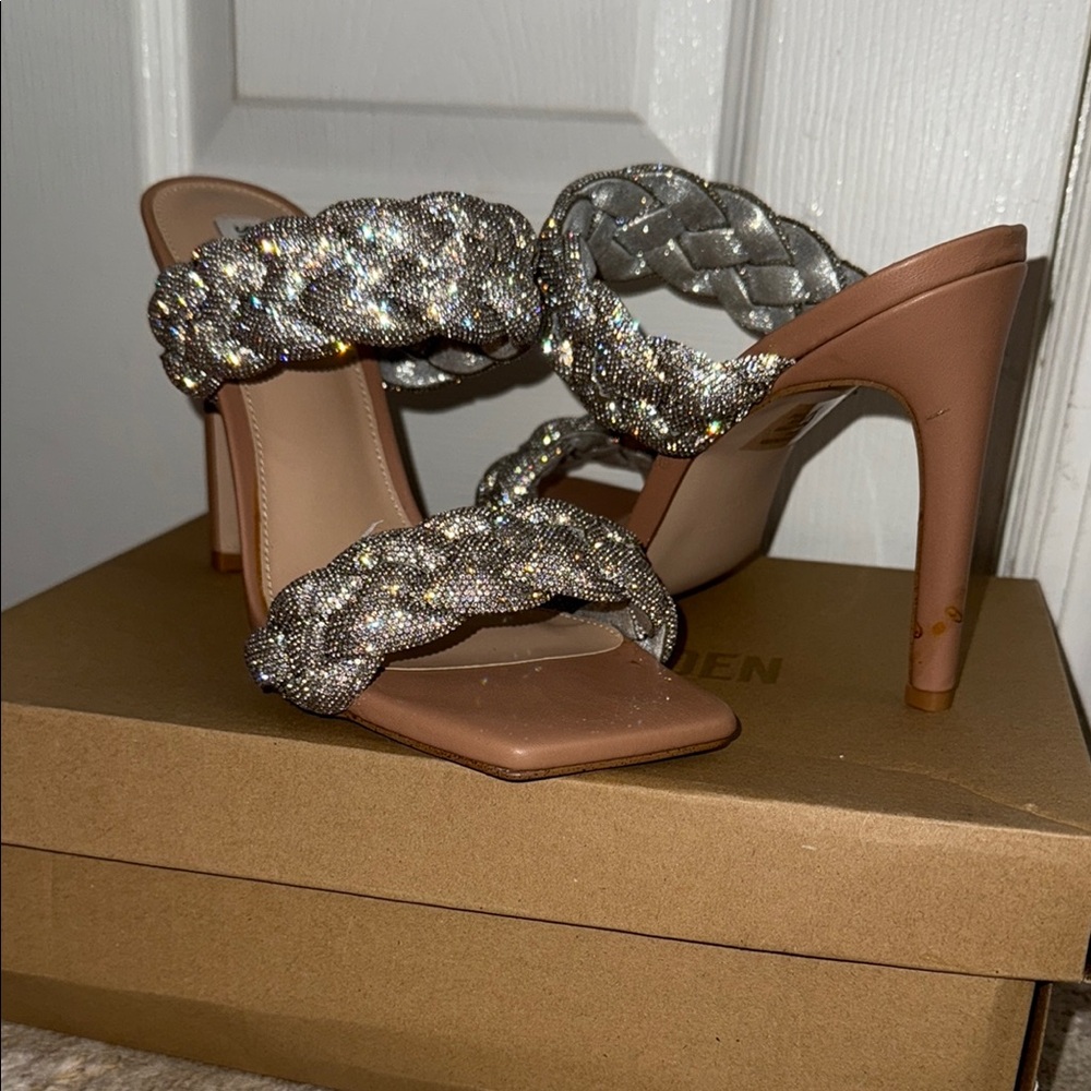 Stive manden worn once 9.5 (runs small) fits size 8 or 8.5 Women's Heels